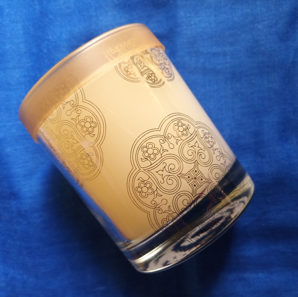 Vera Wang fragranced candle, 170g - Picture 3 of 6